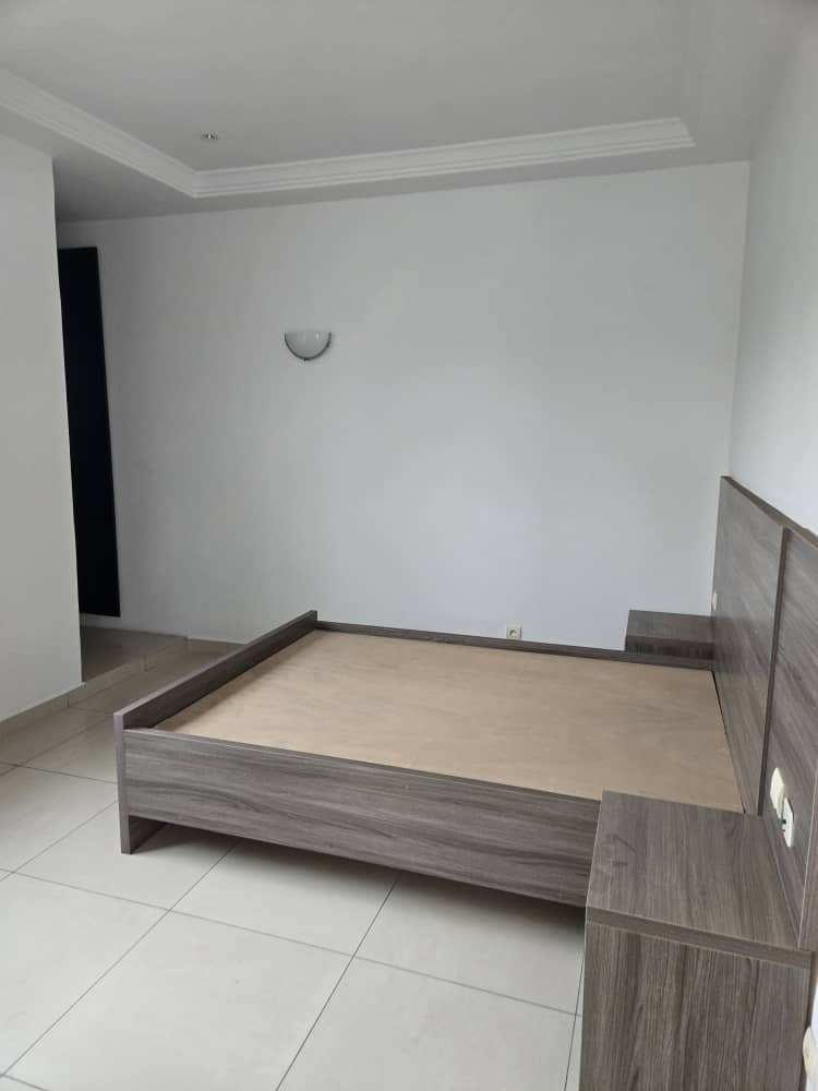 Villa duplex 5 chambres à louer à Baguida Akerebouro à 50m du goudron – 700000 FCFA
