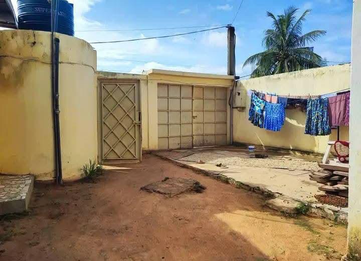 Maison en vente sur demi-lot à Vakpossito non loin du carrefour Fish – 17 millions FCFA