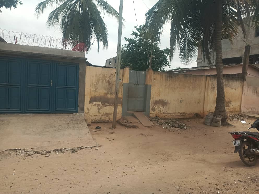 1/2 lot clôturé et bâti de 6 pièces en vente à Totsi – 30 millions FCFA