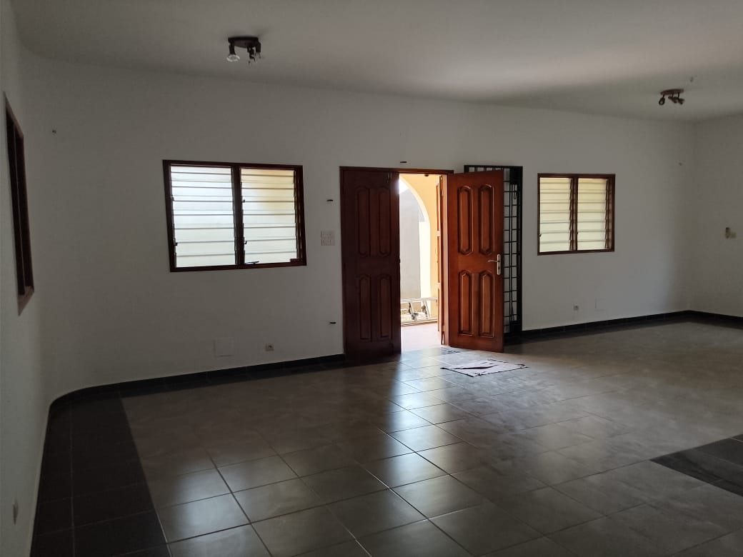 Appartement 4 chambres à louer à Djidjolé OBU – 250 000 FCFA/mois