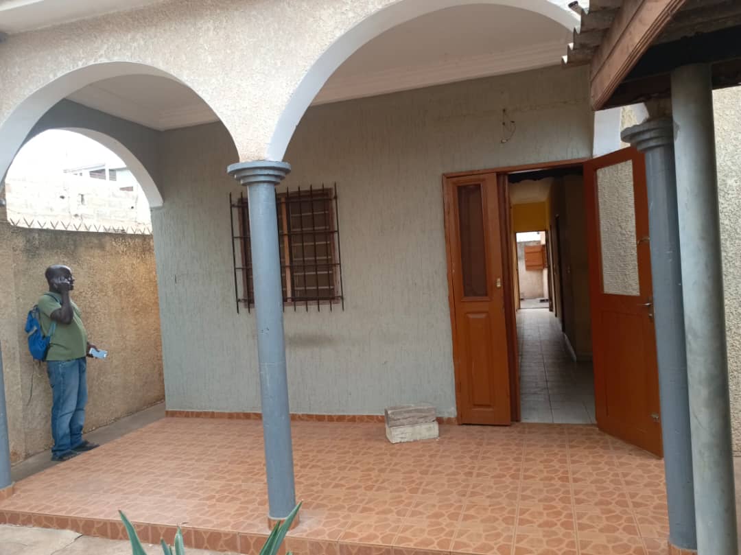 Villa 2 chambres en vente en bord du goudron à Agoé Assiyéyé – 35 000 000 FCFA