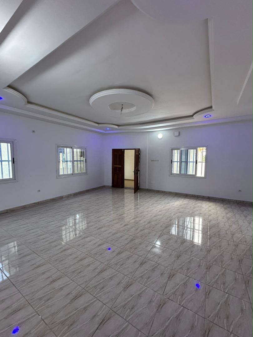 Appartement 2 chambres salon à louer à côté de deux lions – 120 000 FCFA