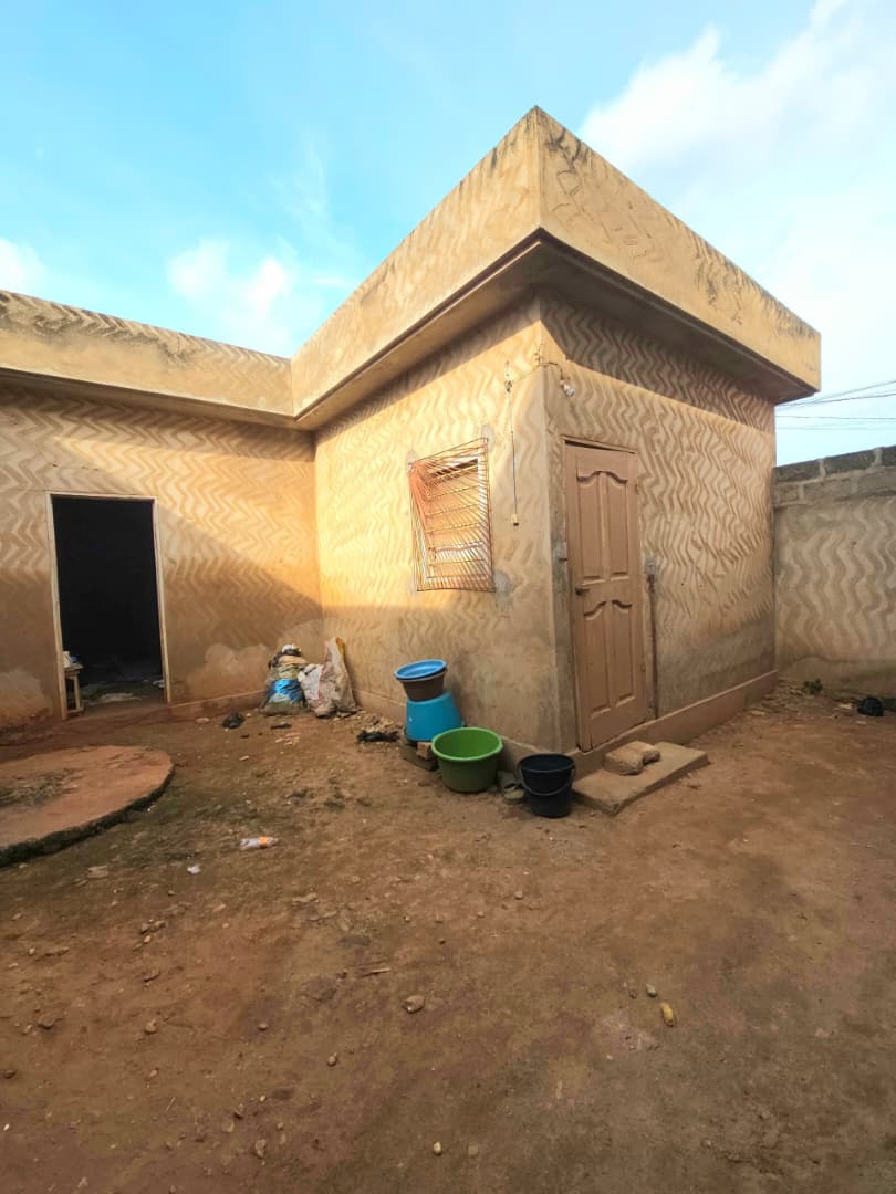 Villa 3 chambres de 100 m² en vente à Segbé Akato, proche du goudron – 25 millions FCFA