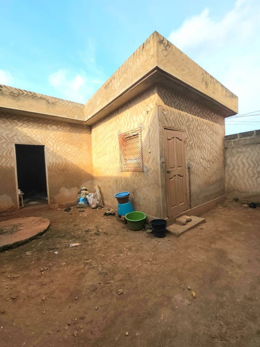 Villa 3 chambres de 100 m² en vente à Segbé Akato, proche du goudron – 25 millions FCFA