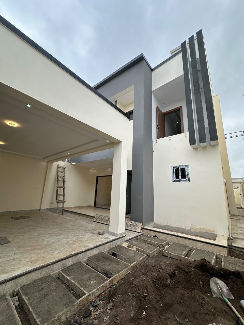 Villa duplex 4 chambres en location proche du goudron à Adidoadin – 800.000 FCFA/mois