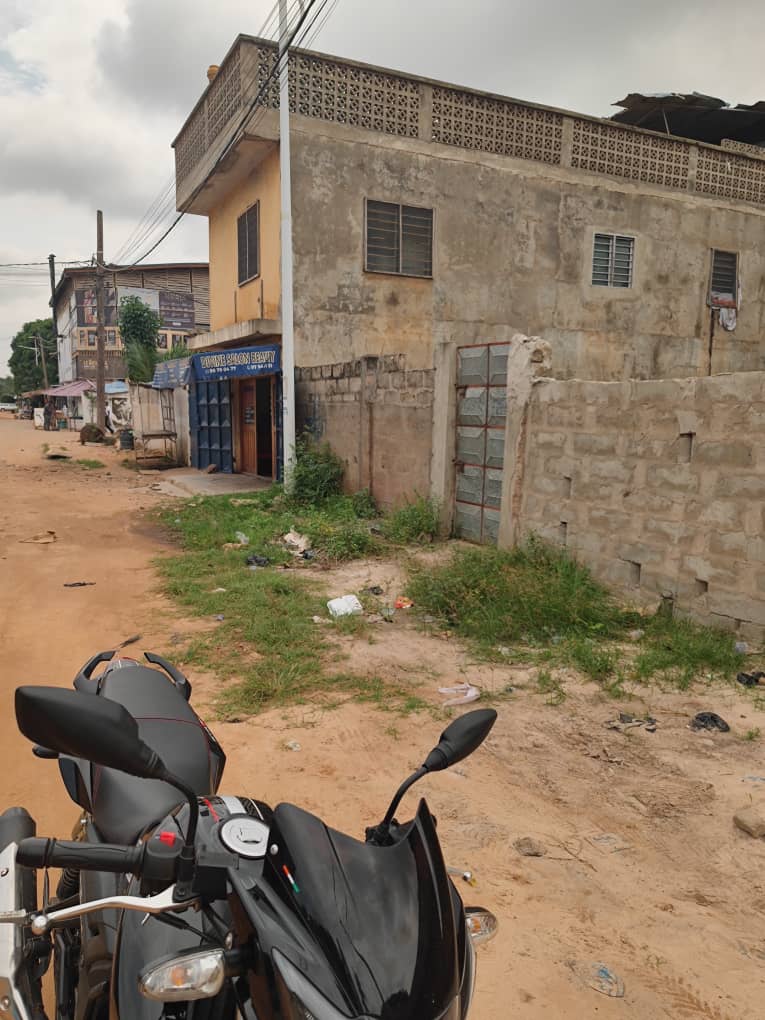 Terrain 1 lot en vente à Djidjolé bordure du goudron – 40 millions FCFA