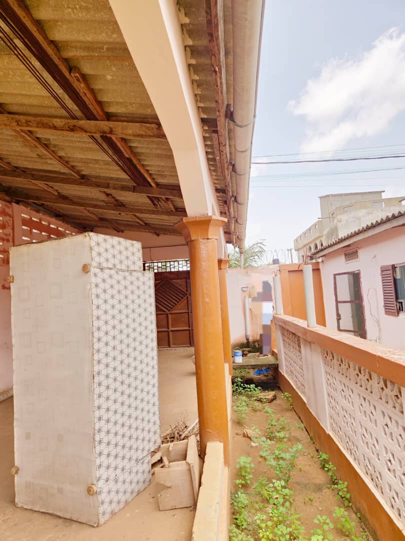 Villa 3 chambres de 459 m² en vente proche du goudron à Agoe Assiyéyé – 32 millions FCFA