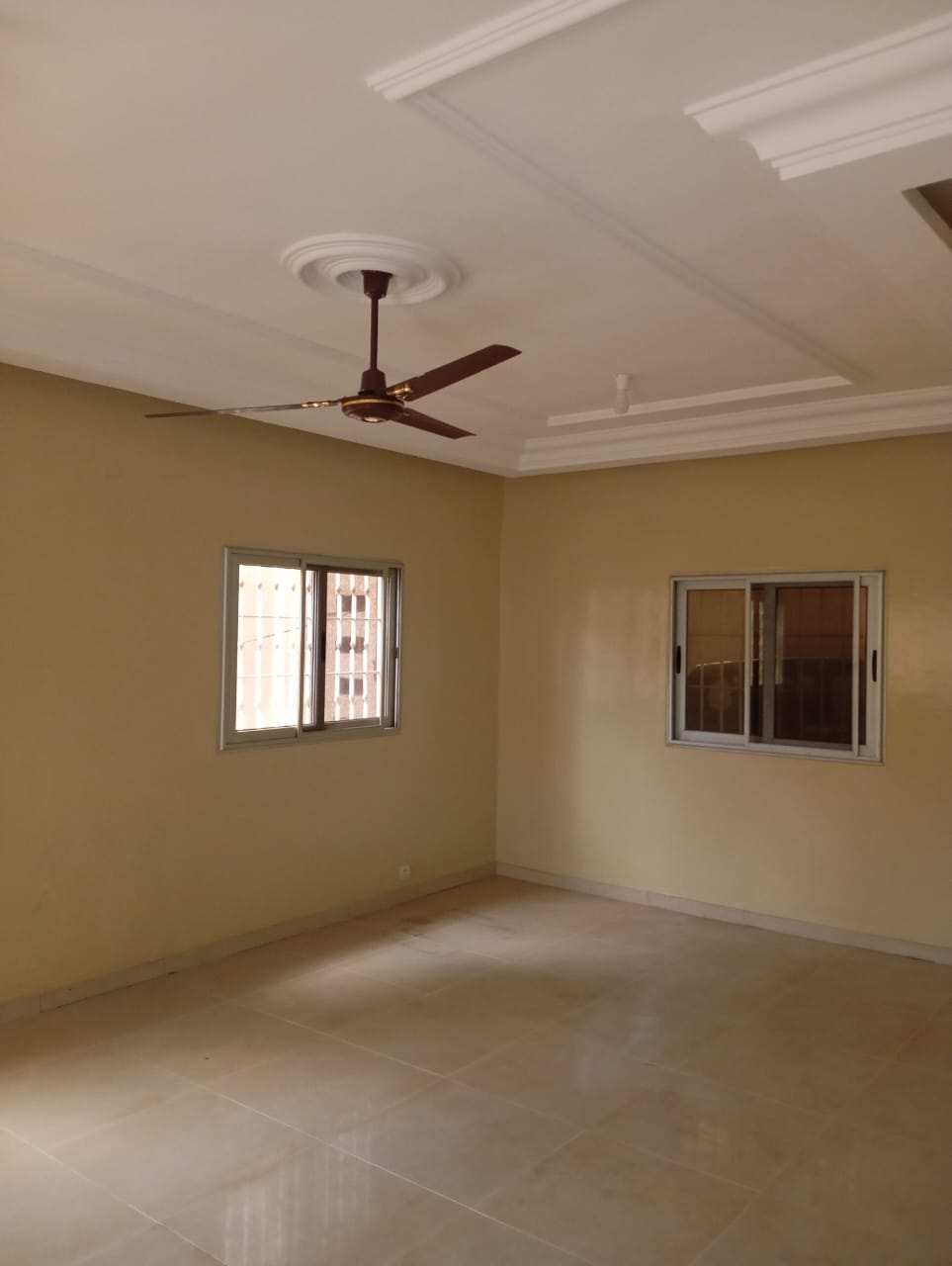Appartement 2 chambres en location à Djidjolé – 150 000 FCFA