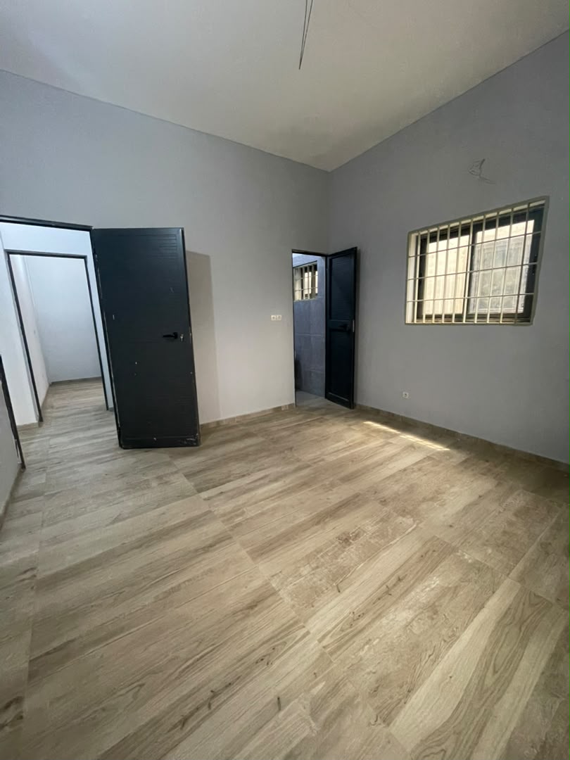 Appartement 3 chambres en location en bord du goudron à Avenou Boukarou – 230.000 FCFA