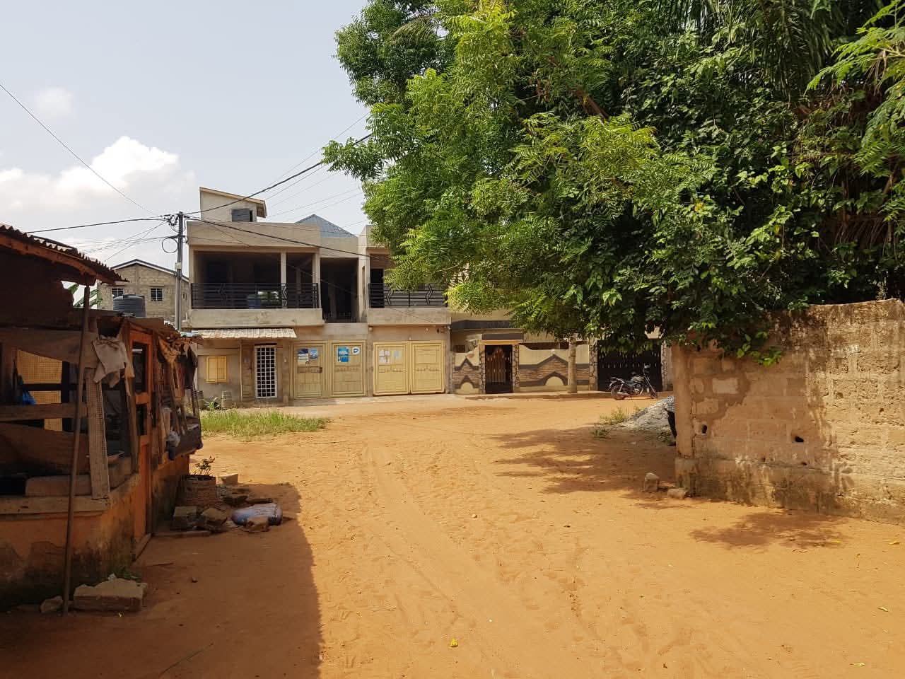 Terrain d'un demi-lot carré angle de rues en vente à Légbassito Madjikpeto – 12 500 000 FCFA