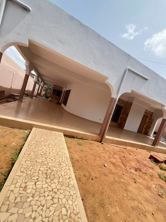 Villa 4 chambres à louer à Totsi TK – 350 000 FCFA