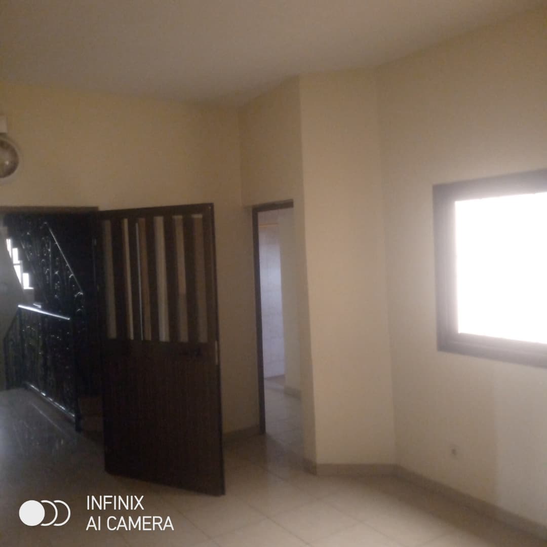 Villa duplex en location à Hédzranawoé au bord du goudron non loin de Togo 2000