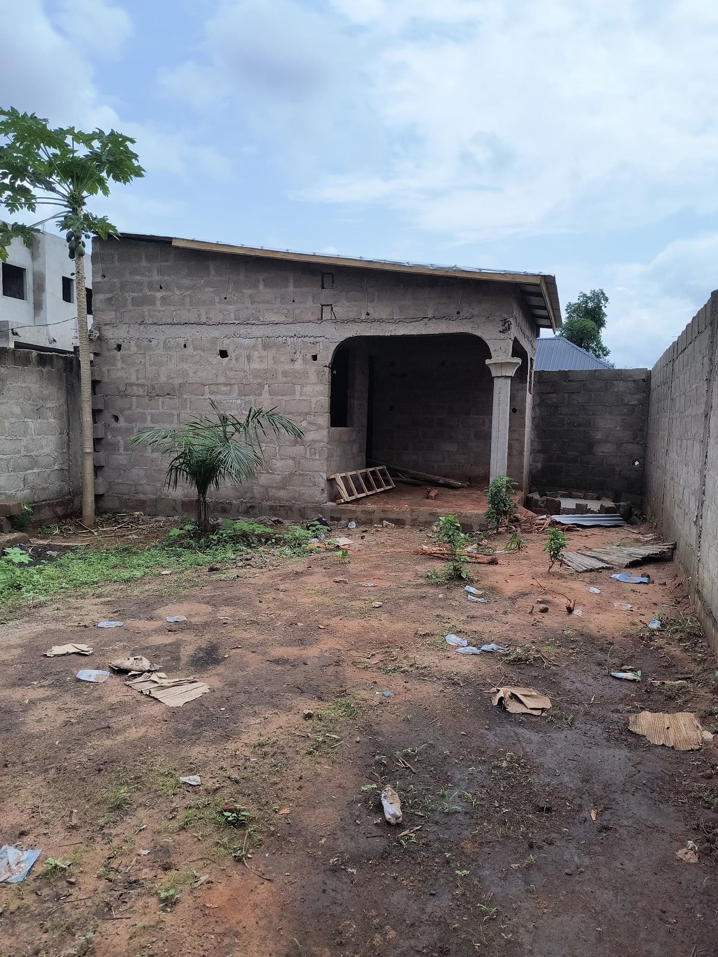 Terrain avec pièce en vente à Zanguera Klikamé – 6 millions FCFA