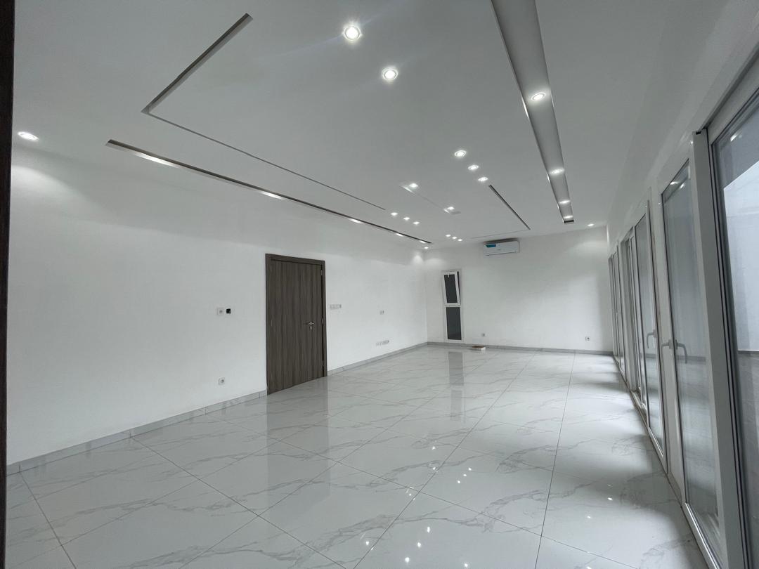 Villa duplex 5 chambres avec piscine à louer à Agbanlepedo proche goudron – 1.200.000 FCFA