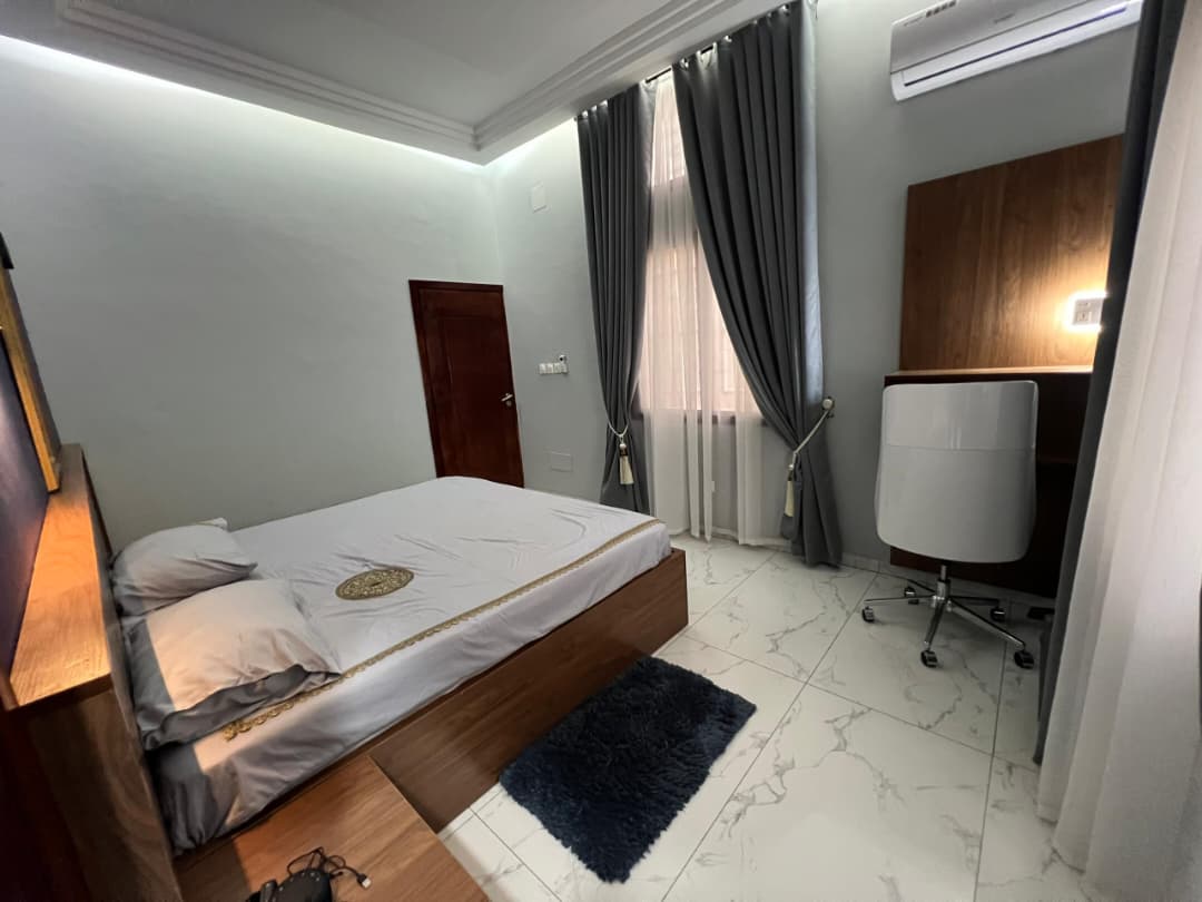 Cour unique meublée d'une chambre salon en location à Avédji Opéra – 350 000 FCFA/mois