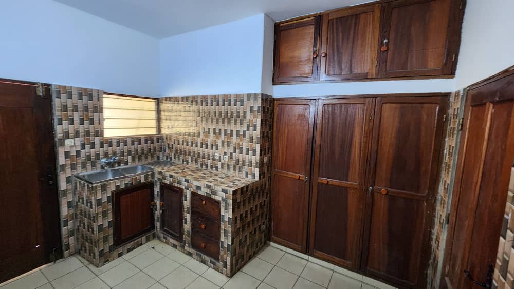 Villa 3 chambres en location à Djidjolé proche du goudron – 200 000 FCFA