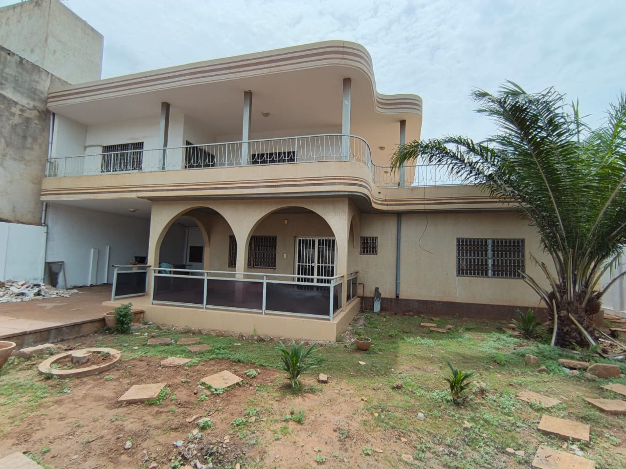 Villa 6 chambres en vente sur un lot de 600 m² à Agoè Assiyéyé – 110 millions FCFA
