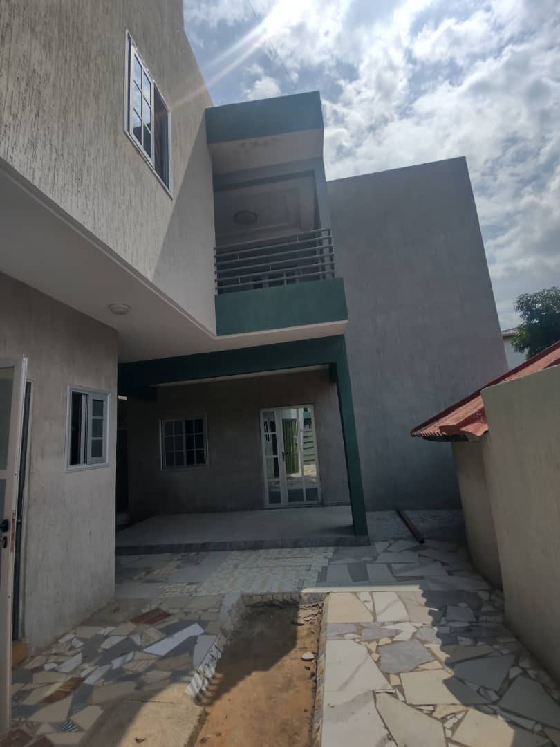 Villa 6 pièces à louer à Agbalepedo cours lumière – 600000 FCFA