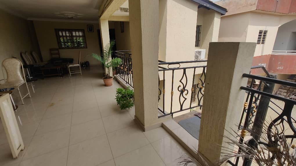 Villa 6 chambres à louer à Totsi proche de l'église catholique – 500000 FCFA