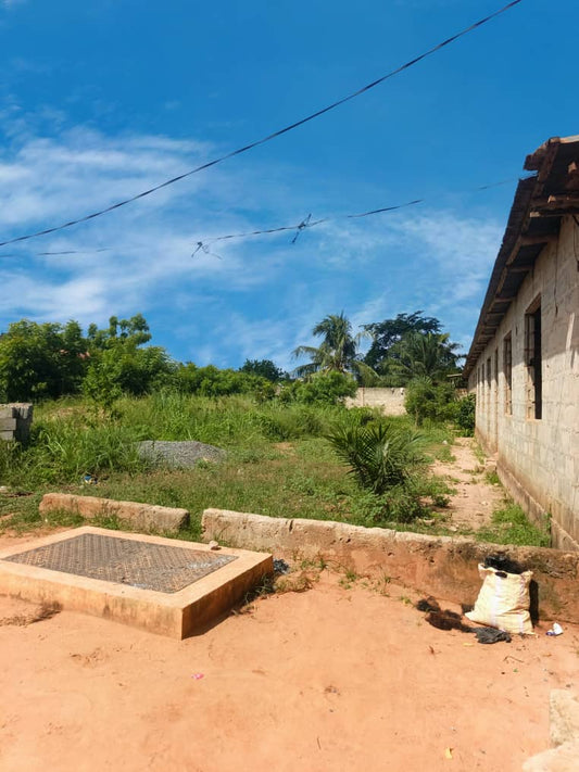 Terrain 1/2 lot en angle de rue à Ségbé Klémé – 13 millions FCFA
