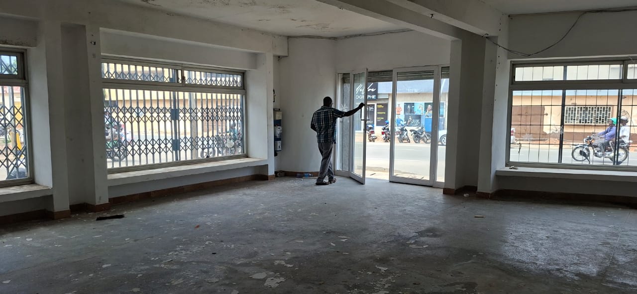 Boutique de 334 m² à louer à Tokoin Ramco, angle de rue et bord du goudron – 500 000 FCFA