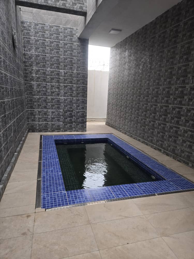 Villa duplex 5 chambres à louer à Baguida Akerebouro à 50m du goudron – 700000 FCFA