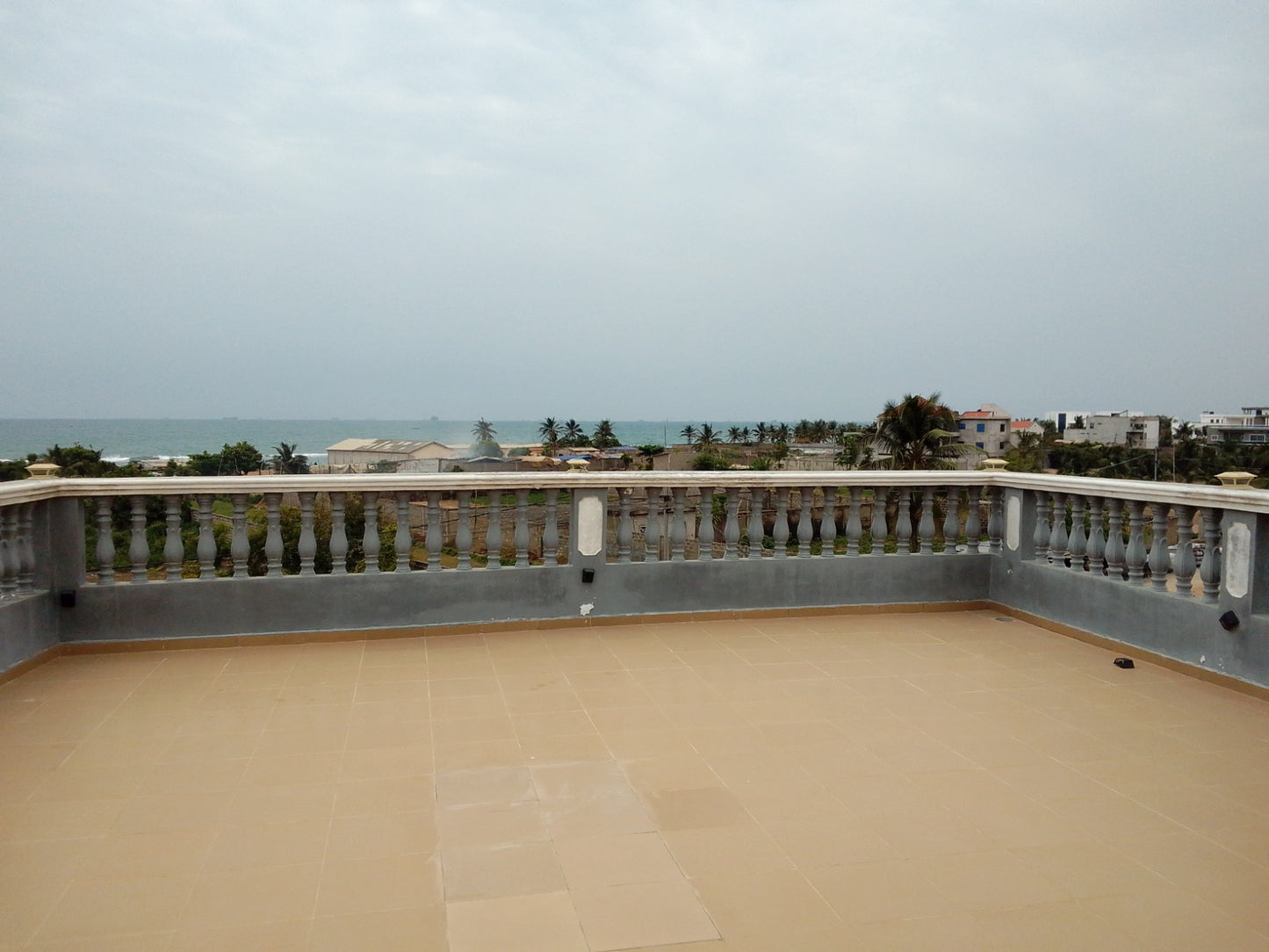 Villa duplex meublée en vente à Baguida Monument – 600 millions FCFA