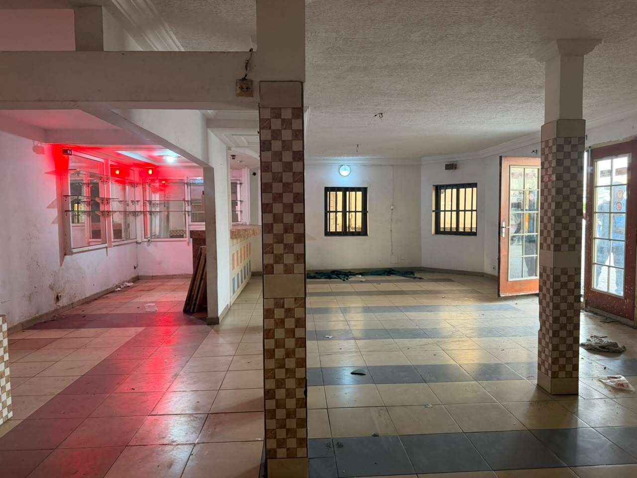 Immeuble R+1 de 336 m² en vente en bordure de goudron à Dékon – 400 millions FCFA