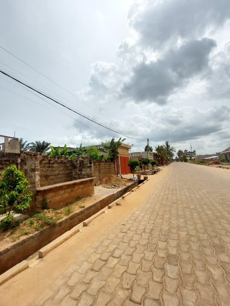 Villa inachevée de plus de 10 chambres en vente au bord des pavés à Kégué – 60 000 000 FCFA