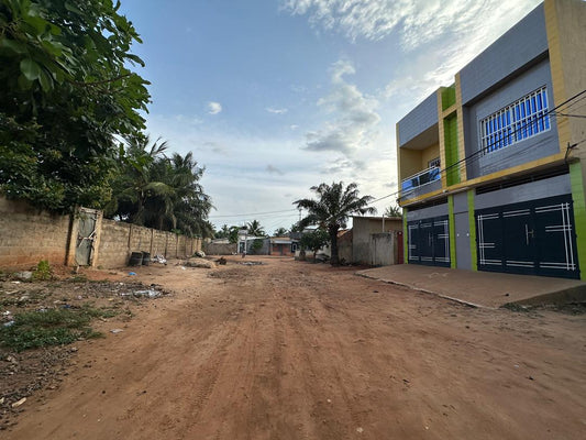 Demi lot de terrain cloturé en vente à Agoè Sogbossito – 13.500.000 FCFA