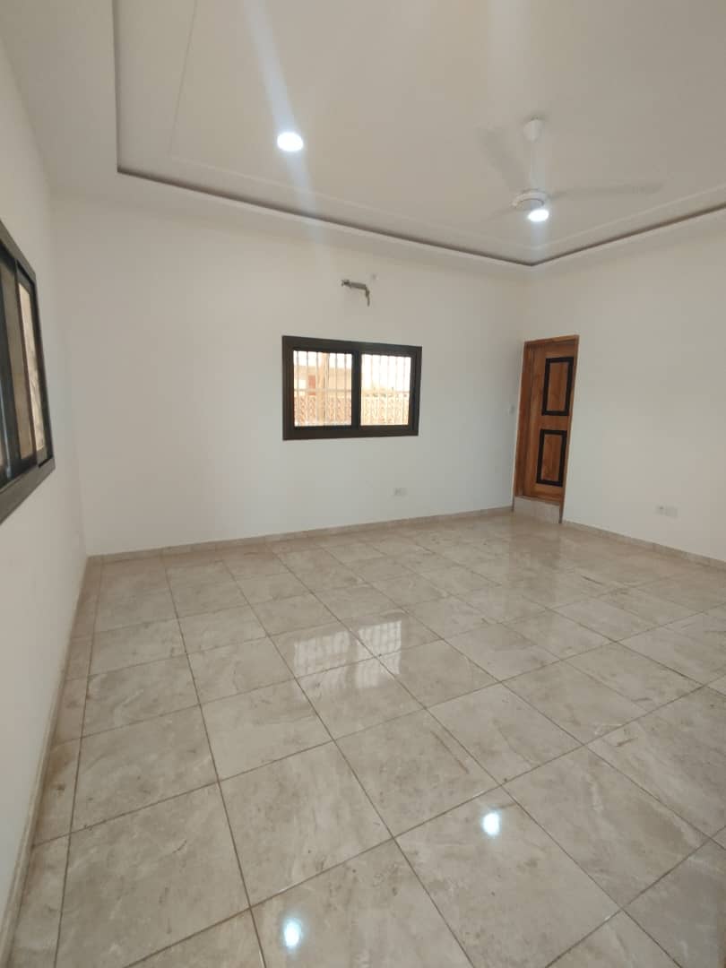 Chambre salon haut standing en location à Adewui – 80 000 FCFA