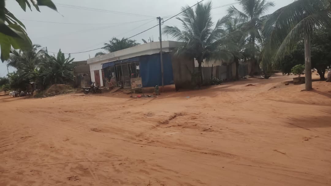Maison niveau dalle sur 1/4 de lot en vente à Agoe Legbassito Bokpokor – 13.000.000 FCFA