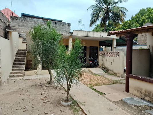 Terrain bâti de 2 chambres salon en vente à Totsi près de la pharmacie Galien – 45 millions FCFA