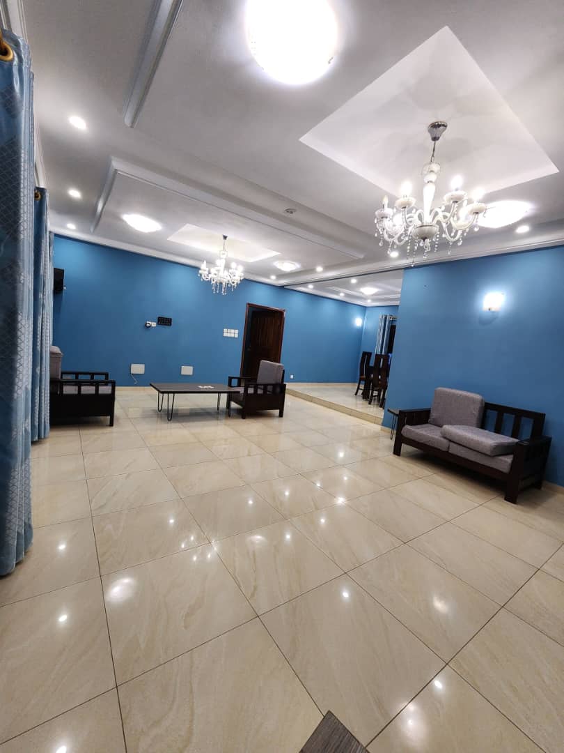Villa duplex 5 chambres à louer à Togo 2000, proche du goudron et face à l’aéroport – 600.000 FCFA/mois