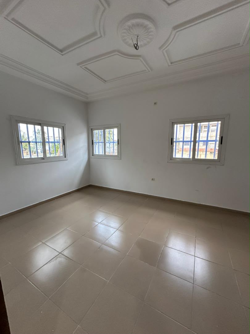 Appartement 2 chambres salon à louer à côté de deux lions – 120 000 FCFA