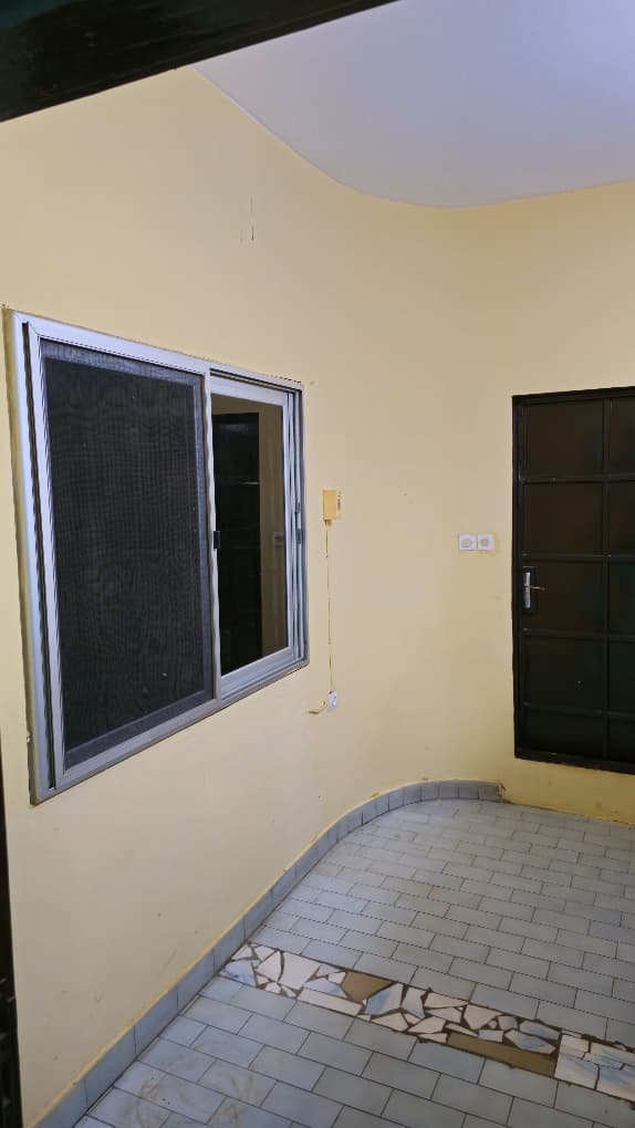 Appartement 3 chambres à louer à Djidjolé, proche du goudron – 100 000 FCFA