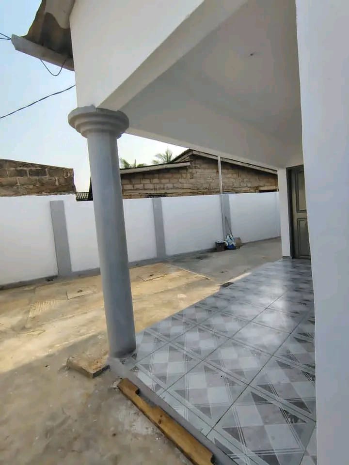 Villa 2 chambres à louer à Adidogomé proche du goudron – 100 000 FCFA