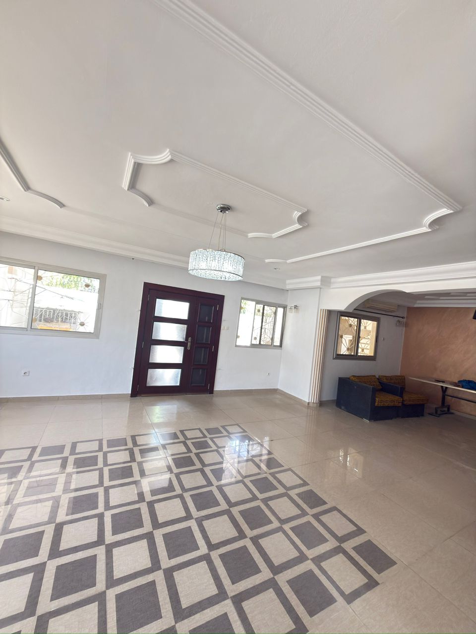 Villa duplex 4 chambres à louer à Nyekonakpoe près du lycée français de Lomé – 800000 FCFA