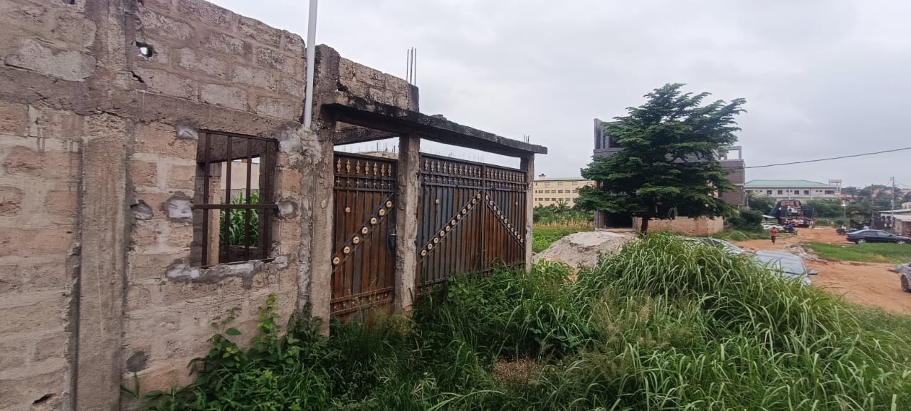 Vente terrain d'un demi-lot clôturé à Lomé, derrière l'Université