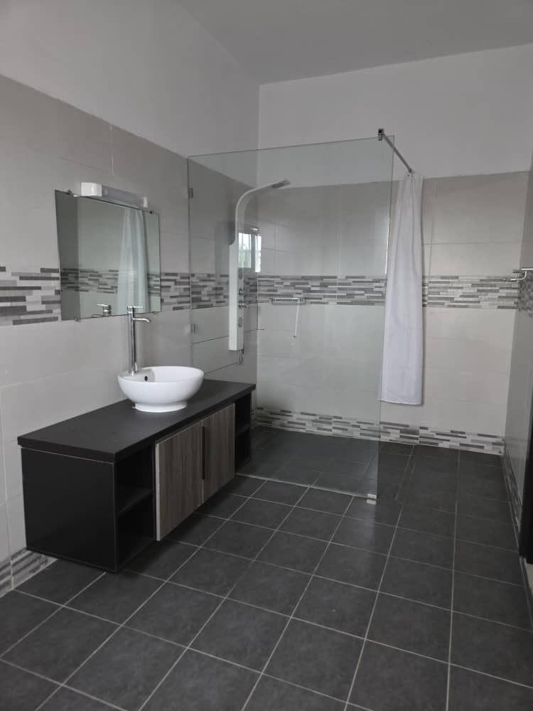 Villa duplex 5 chambres à louer à Baguida Akerebouro à 50m du goudron – 700000 FCFA