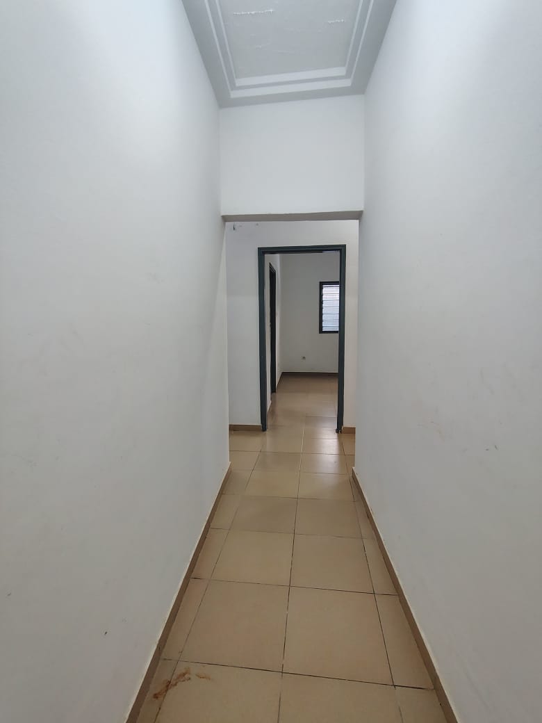 Appartement 3 chambres salon à louer à Carrefour Aïsed non loin de pharmacie Adouni - 120000 FCFA