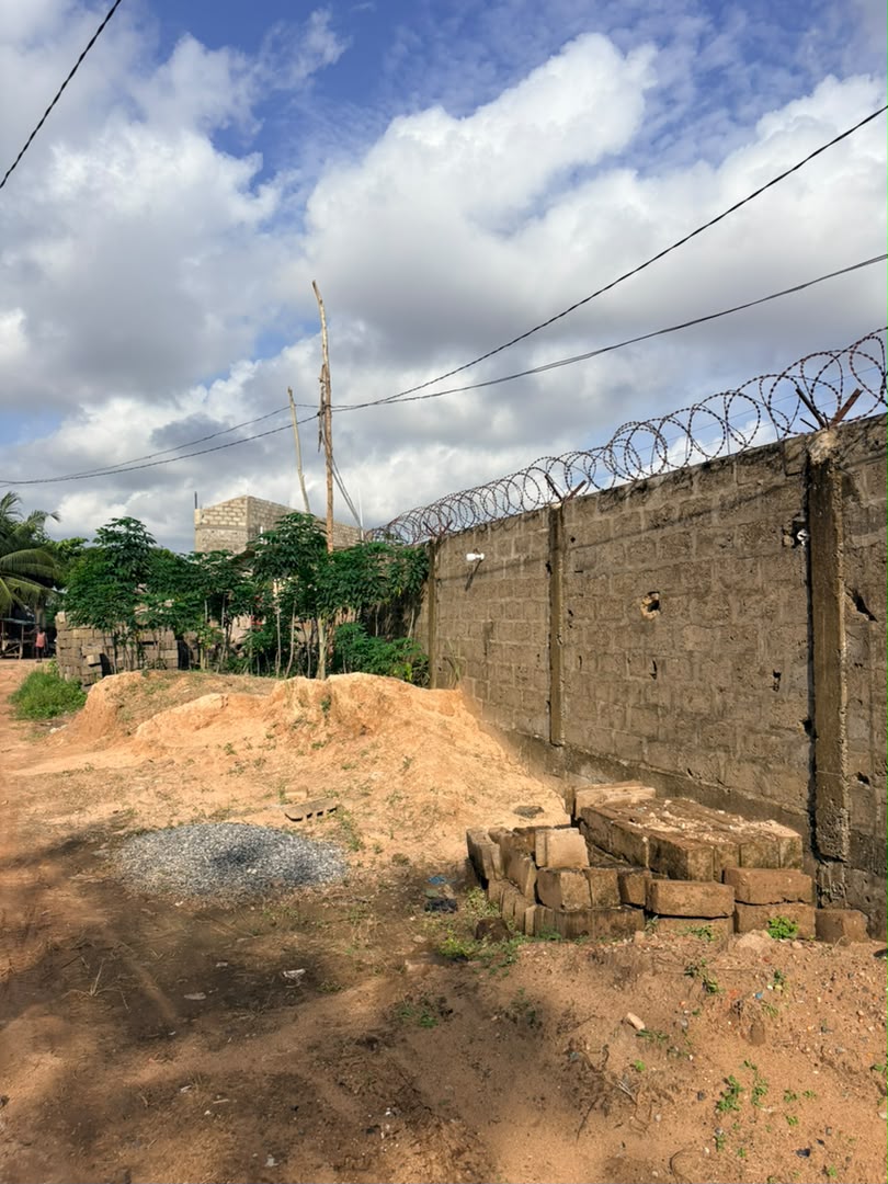 Terrain de 4 lots en vente en angle de rue à Légbassito Kognito – 15 millions FCFA le lot