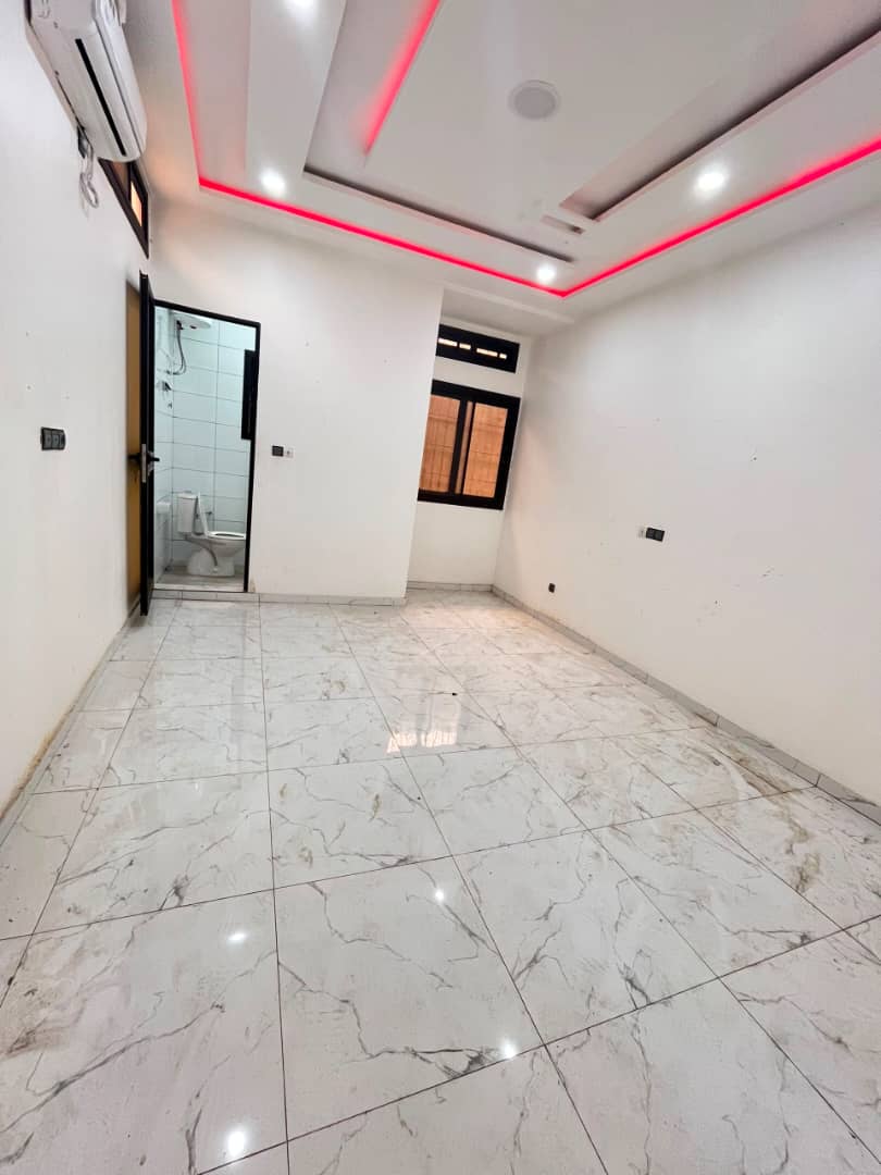 Appartement 2 chambres salon à louer à Pharmacie Djidjole – 175000 FCFA