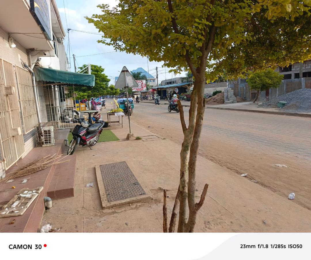 Boutique spacieuse à louer à Agbalepedo près du marché, au bord des pavés – 85000 FCFA
