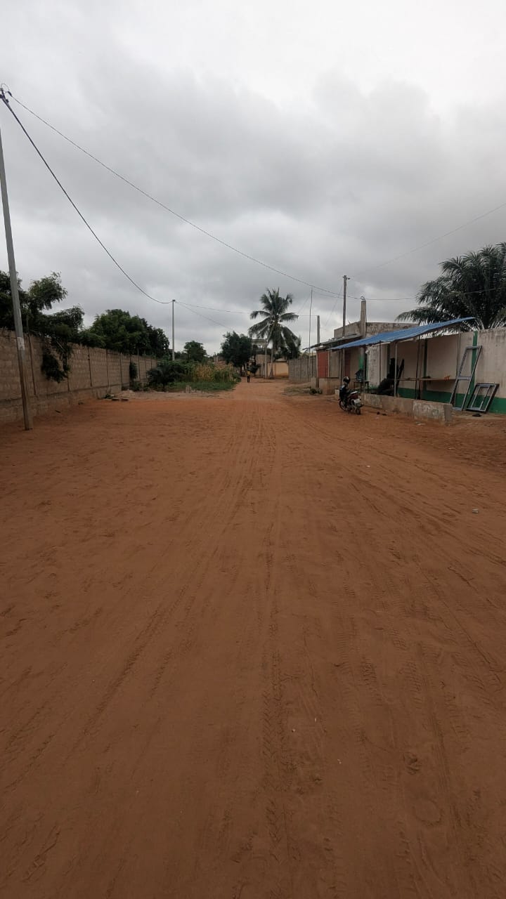 Terrain demi lot de 367 m² en vente en angle de rue à Amadenta – 13 millions FCFA