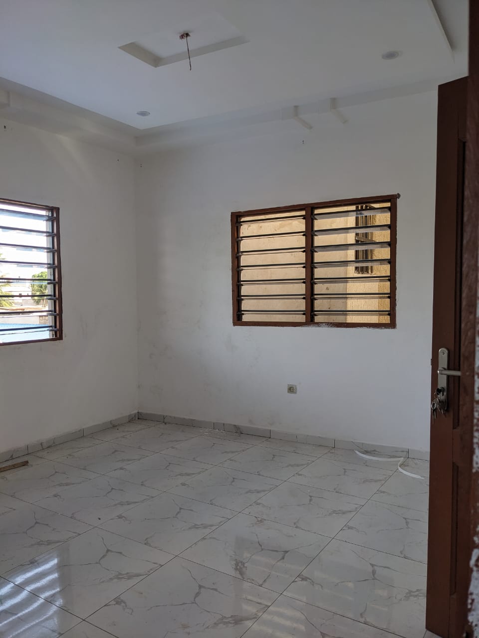 Chambre salon en location à Adidoadin au bord du goudron, non loin de Concorde - 60 000 FCFA