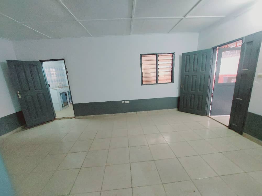 Villa cour unique de 2 chambres à louer à Agoè Assiyeye Catholique – 90000 FCFA