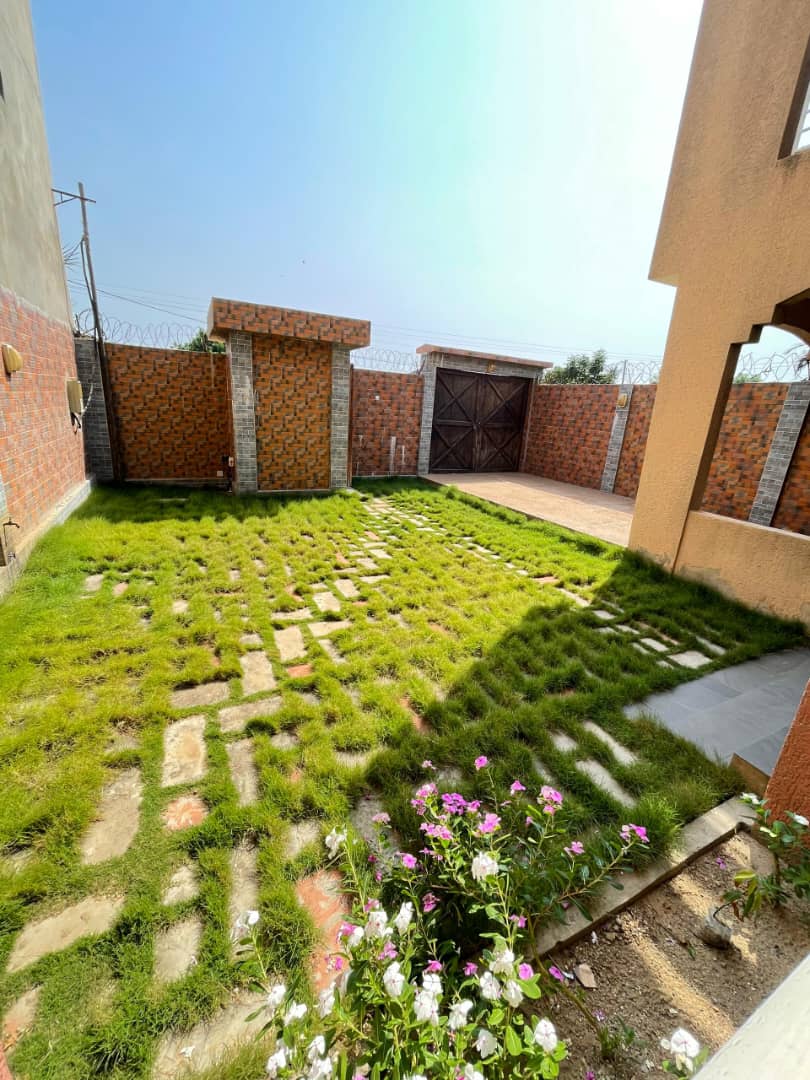 Villa duplex 7 pièces à louer à Avépozo, à 100m du goudron et 800m de la mer – 400 000 FCFA / mois