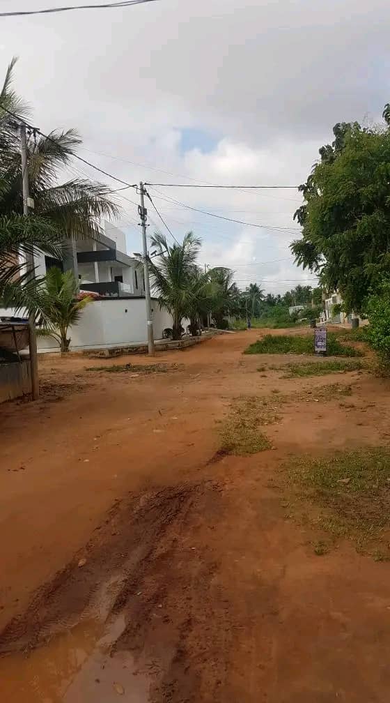 Terrain demi-lot à vendre à Agoè Legbassito – 18 000 000 FCFA
