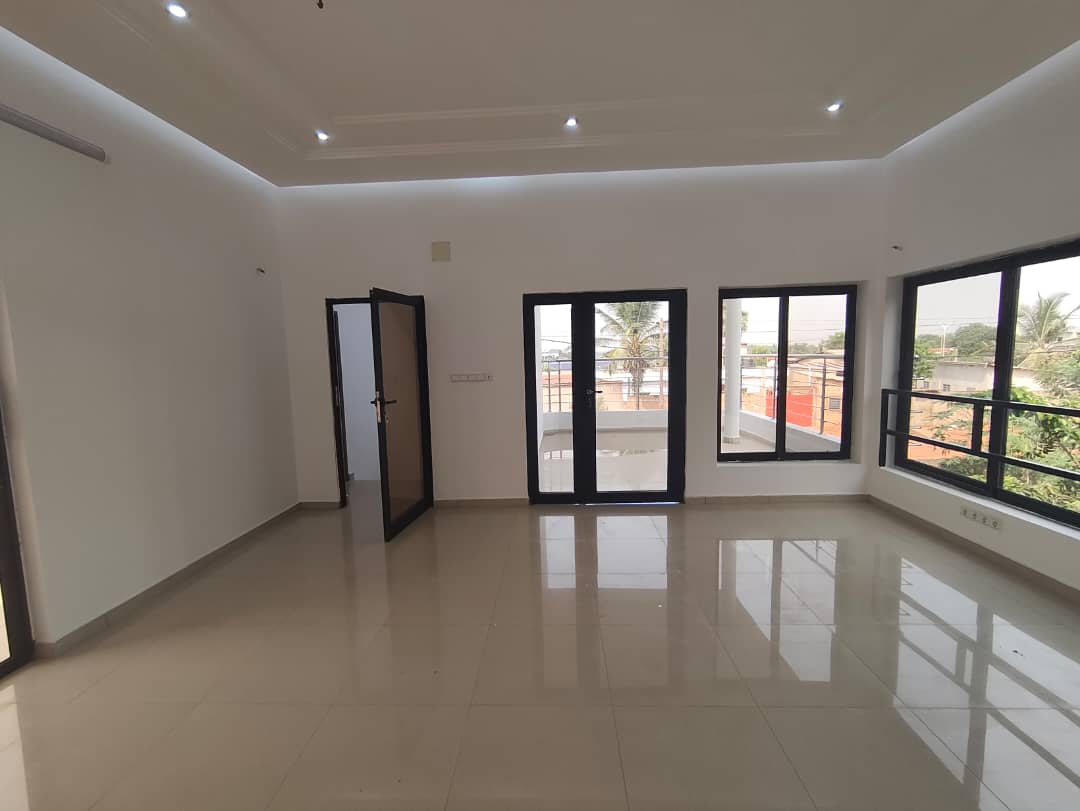 Villa duplex 4 chambres à louer à Légbassito Madjikpeto – 400 000 FCFA